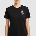 Camiseta com estampa frontal de esqueleto perfurado por espadas sob o texto "LEGIO" e estampa traseira de esqueleto similar com texto "VIVA POR ALGO OU MORRA POR NADA".