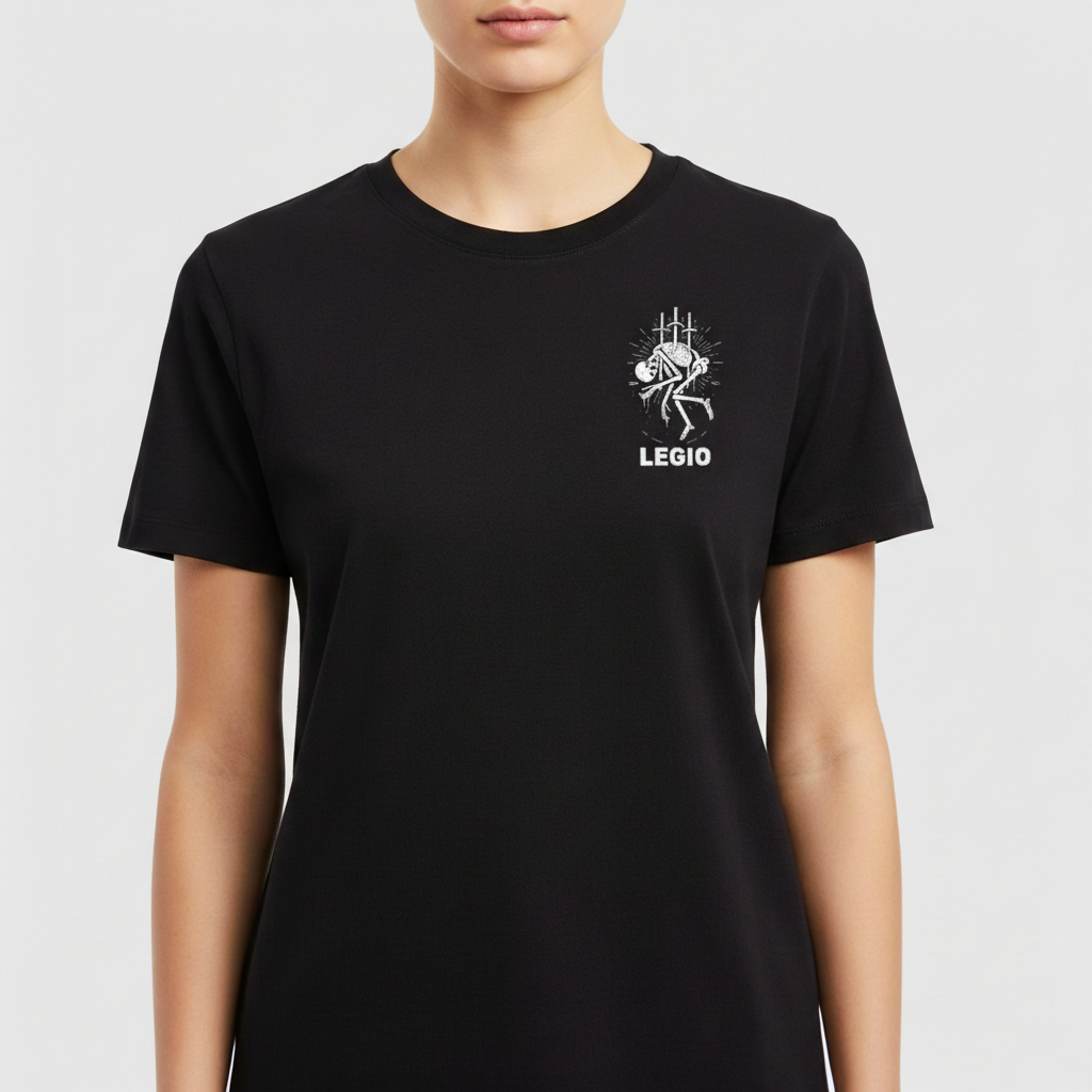 Camiseta com estampa frontal de esqueleto perfurado por espadas sob o texto "LEGIO" e estampa traseira de esqueleto similar com texto "VIVA POR ALGO OU MORRA POR NADA".
