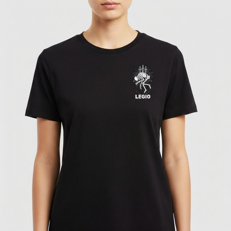 Camiseta com estampa frontal de esqueleto perfurado por espadas sob o texto "LEGIO" e estampa traseira de esqueleto similar com texto "VIVA POR ALGO OU MORRA POR NADA".