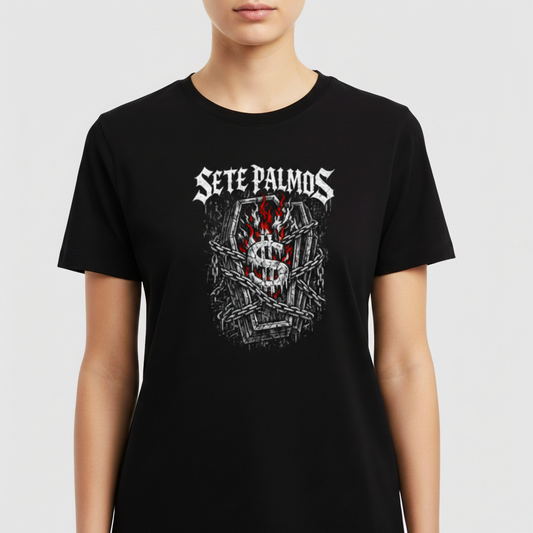Camiseta com estampa frontal de logotipo estilizado rodeado por espinhos e chamas, e estampa traseira com texto impactante de mensagem sobre excesso.