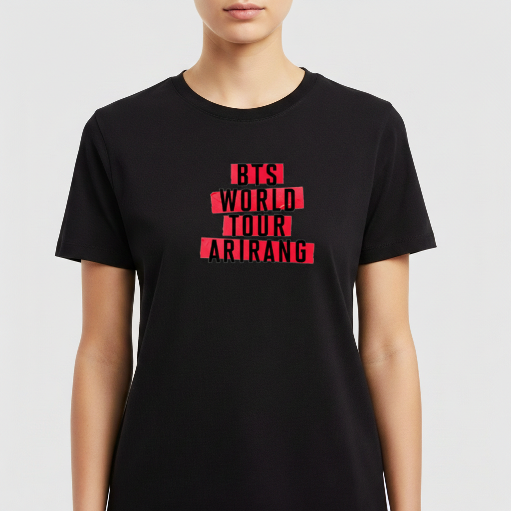 Camiseta com estampa frontal de texto "BTS World Tour Arirang" em letras maiúsculas sobre faixas horizontais sobrepostas.