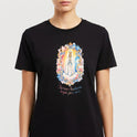 Camiseta com estampa frontal de figura religiosa emoldurada por detalhes florais e frase "Nossa Senhora, rogai por nós" e estampa traseira de logotipo estilizado "SV Santa Veste".