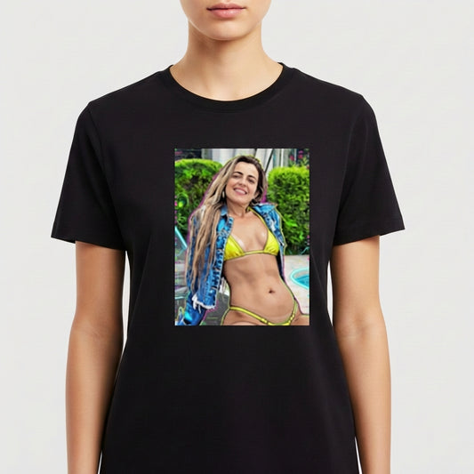 Camiseta com estampa frontal de fotografia mostrando uma pessoa sorridente em roupa de banho, com fundo verdejante e elementos de piscina ao redor.
