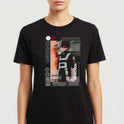 Camiseta com estampa frontal de personagem anime com cabelo bicolor, traje estilizado, detalhes de texto japonês e elementos geométricos ao fundo.