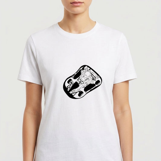 Camiseta com estampa frontal de astronauta em traje espacial dentro de uma cápsula em estilo desenho, com detalhes geométricos e espaçonave ao redor.
