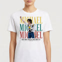 Camiseta com estampa frontal de uma pessoa de óculos em pose dinâmica, sobreposta por letras grandes "MICHAEL" em três cores e texto abaixo alusivo a uma data.
