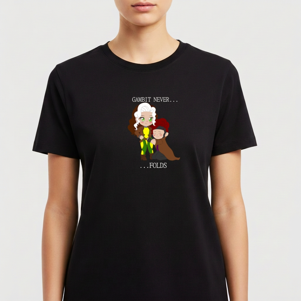 Camiseta com estampa frontal de dois personagens em estilo cartoon, acompanhados de texto "GAMBIT NEVER... ...FOLDS" em disposição vertical.