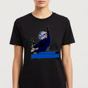 Camiseta com estampa frontal de um piloto comemorando em kart, usando capacete e roupa de corrida, com um braço levantado em gesto de vitória.