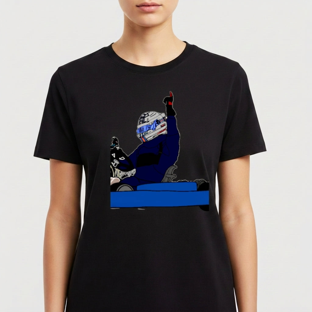 Camiseta com estampa frontal de um piloto comemorando em kart, usando capacete e roupa de corrida, com um braço levantado em gesto de vitória.