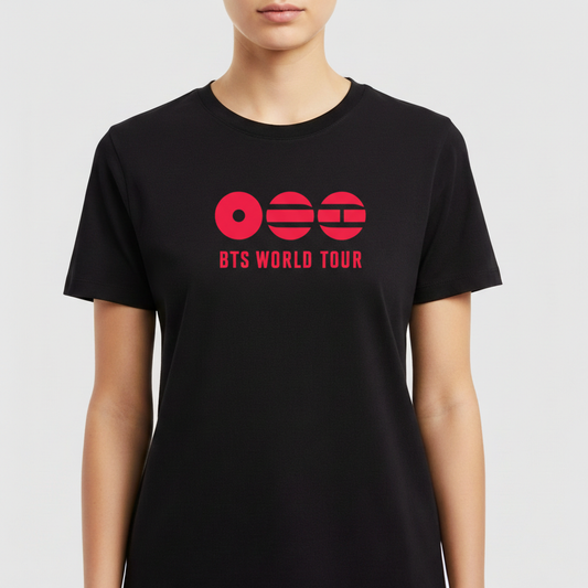 Camiseta com estampa frontal de três círculos estilizados e texto "BTS WORLD TOUR" abaixo, em um design clean e moderno.