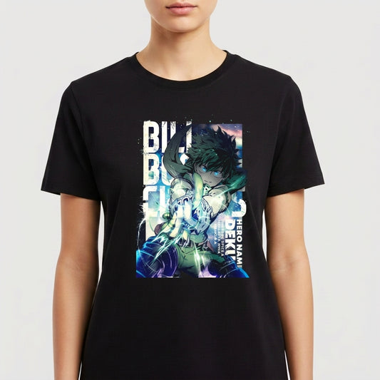 Camiseta com estampa frontal de personagem de anime segurando uma arma, cercado por letras estilizadas e efeitos luminosos, criando um visual dinâmico.