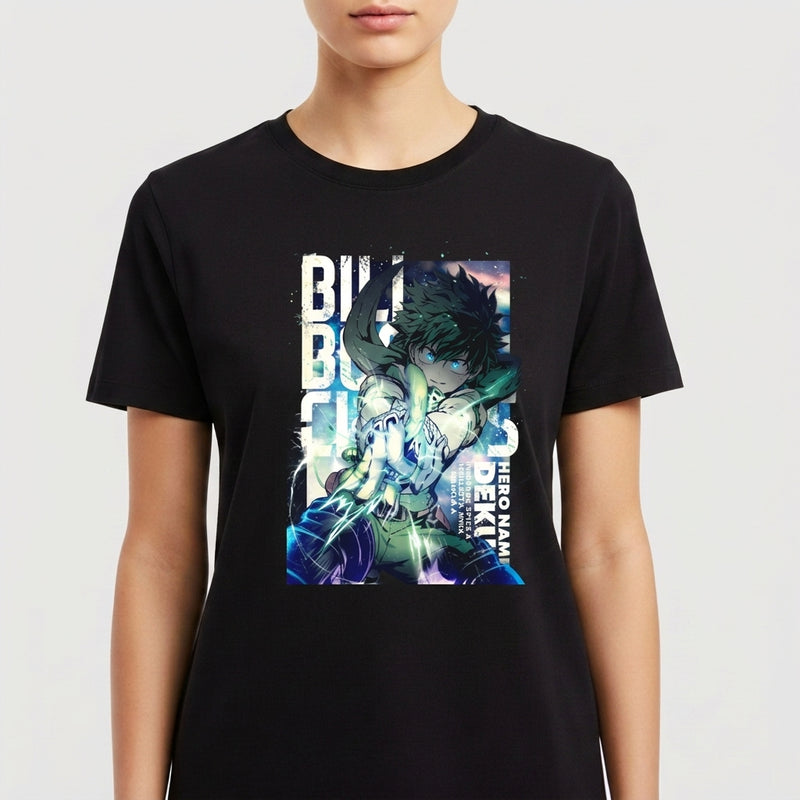 Camiseta com estampa frontal de personagem de anime segurando uma arma, cercado por letras estilizadas e efeitos luminosos, criando um visual dinâmico.