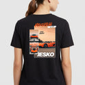 Camiseta com estampa traseira de carro esportivo em alta velocidade, nome "Jesko" em destaque e detalhes visuais incluindo fotos do veículo e texto.
