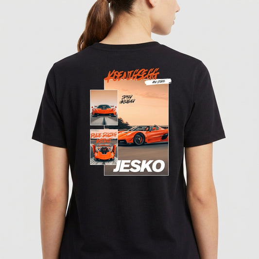 Camiseta com estampa traseira de carro esportivo em alta velocidade, nome "Jesko" em destaque e detalhes visuais incluindo fotos do veículo e texto.