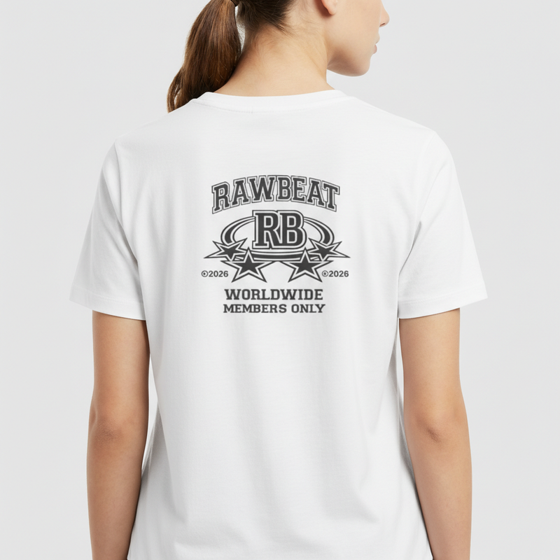 Camiseta com estampa traseira de texto "RAWBEAT RB", estrelas em destaque, acompanhado de símbolos de copyright e texto "WORLDWIDE MEMBERS ONLY".