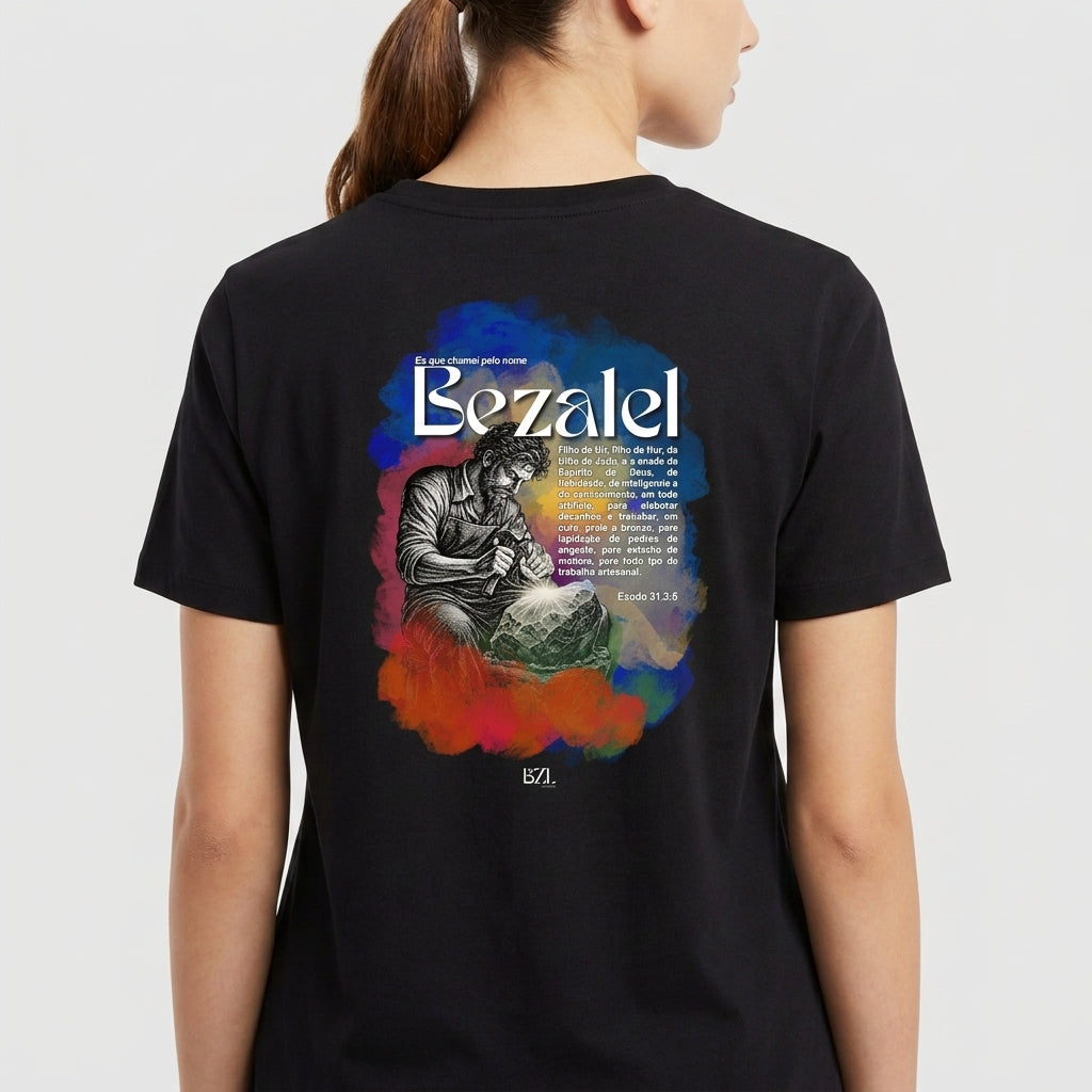 Camiseta com estampa frontal de texto "geração Bezalel" e estampa traseira de ilustração artística de artesão em fundo colorido com texto e referência bíblica.