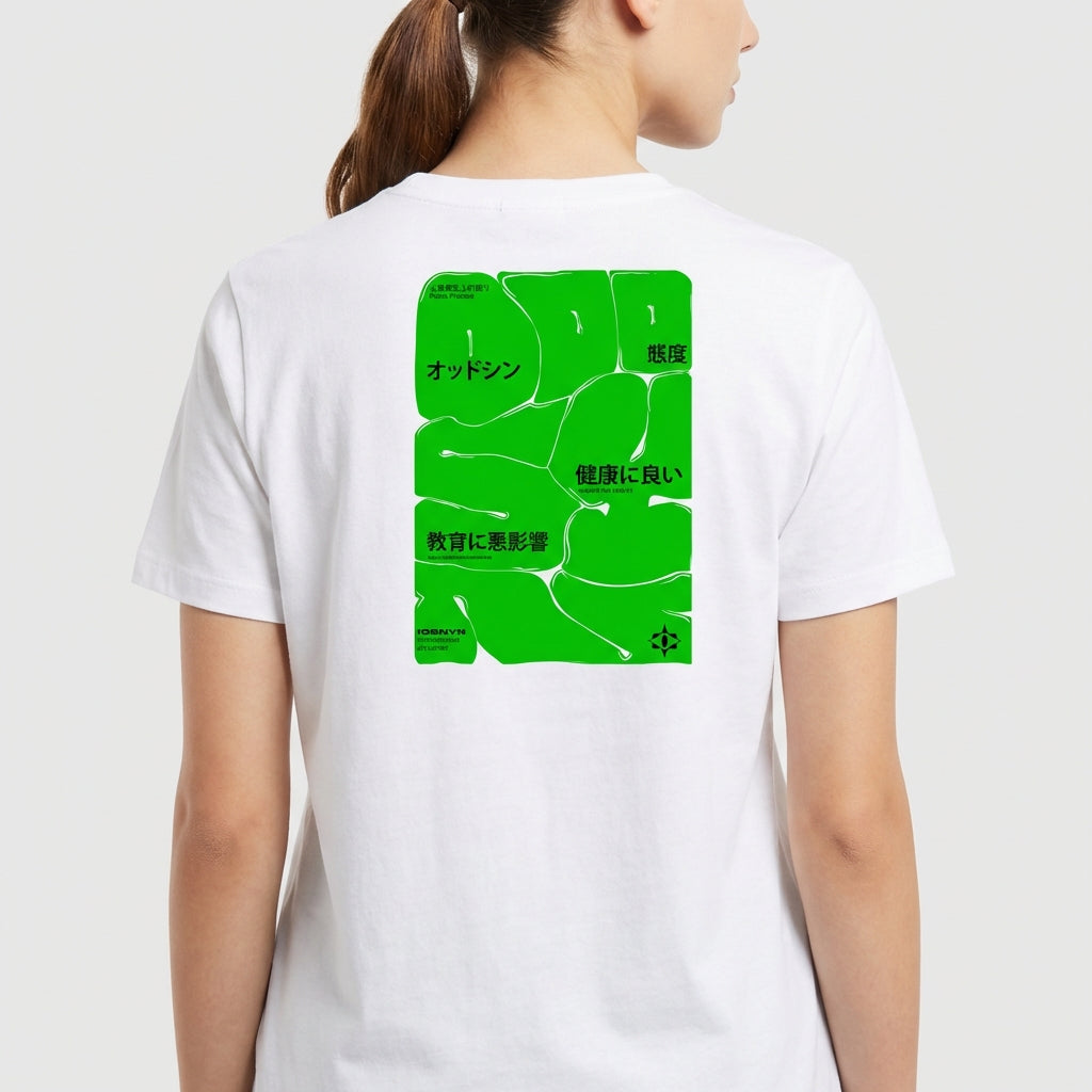 Camiseta com estampa frontal de texto estilizado e estampa traseira de padrão geométrico verde com caracteres japoneses distribuídos aleatoriamente.