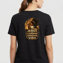 Camiseta com estampa frontal de logotipo pequeno com coroa e letras e estampa traseira de leão ao lado de cordeiro com frase "JESUS O CAMINHO VERDADE E VIDA".