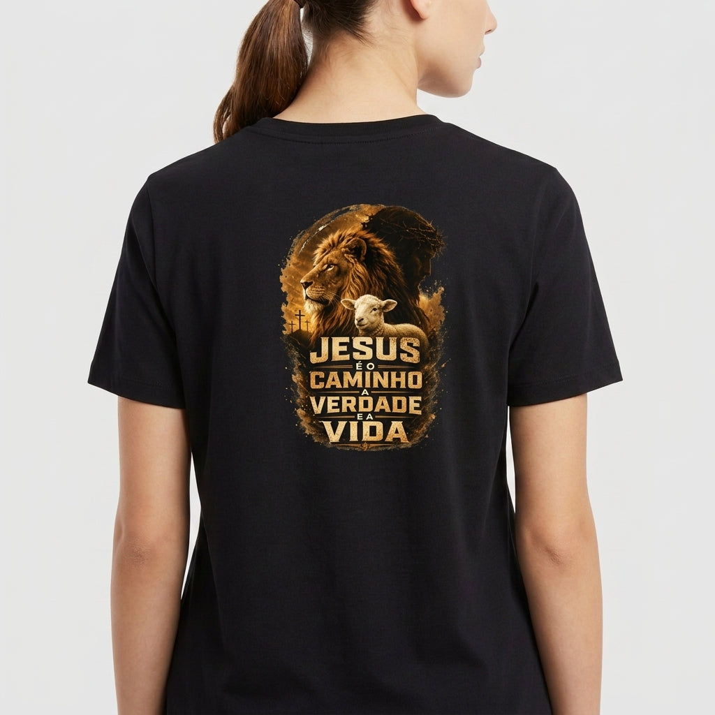 Camiseta com estampa frontal de logotipo pequeno com coroa e letras e estampa traseira de leão ao lado de cordeiro com frase "JESUS O CAMINHO VERDADE E VIDA".