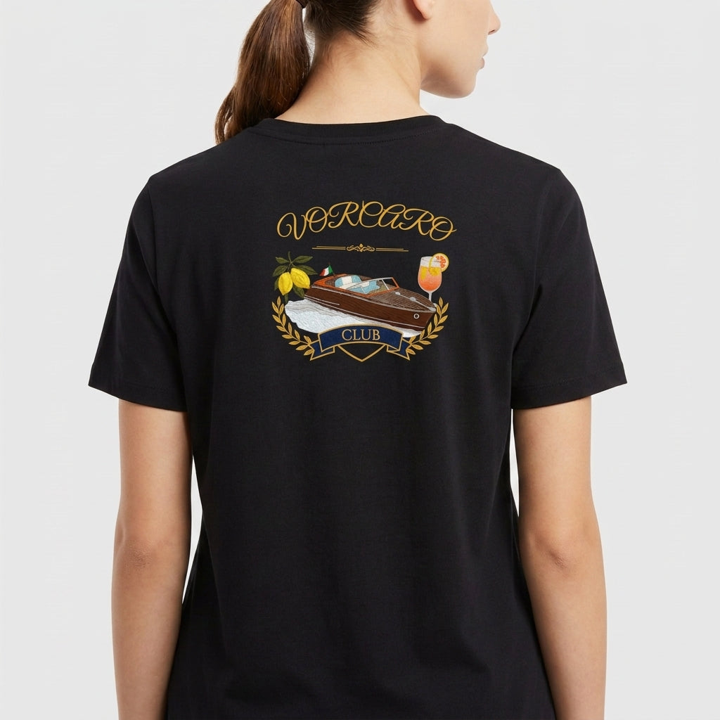 Camiseta com estampa frontal de "D' Lorenzi" em tipografia elegante e estampa traseira de barco cercado por limão, coquetel, coroa de louros e "VORCARO CLUB".