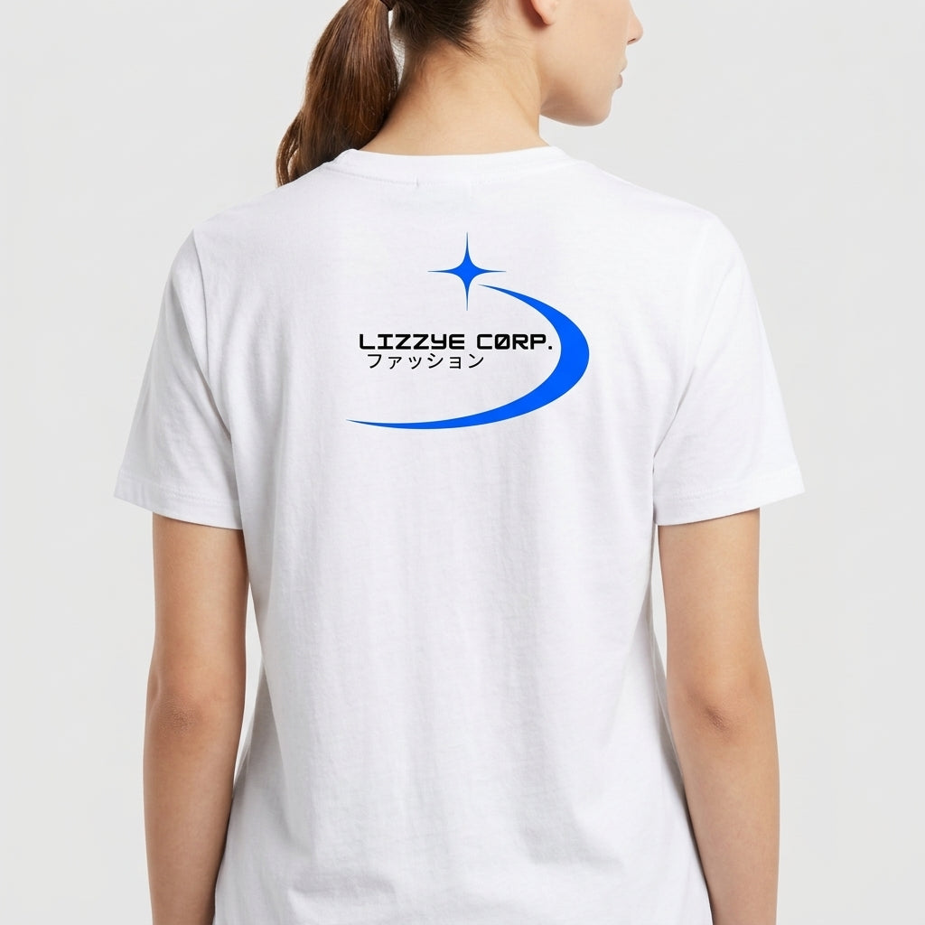 Camiseta com estampa frontal de "Lizzye Corp." em letras estilizadas e símbolo estelar acompanhada de caracteres japoneses, e estampa traseira replicando o logo com maior destaque.