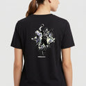 Camiseta com estampa frontal de logotipo minimalista com texto estilizado e estampa traseira de jogador de esportes em ação, cercado por elementos gráficos dinâmicos.