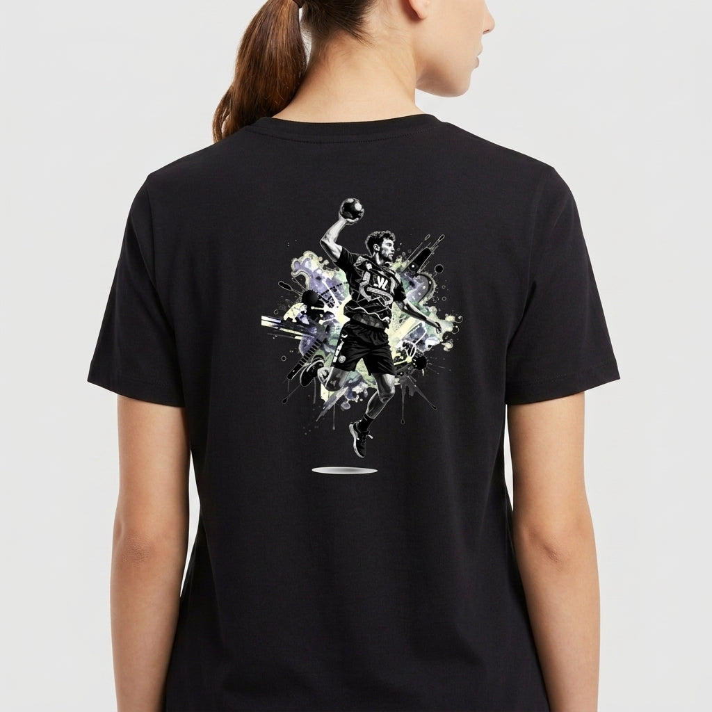 Camiseta com estampa frontal de logotipo minimalista com texto estilizado e estampa traseira de jogador de esportes em ação, cercado por elementos gráficos dinâmicos.