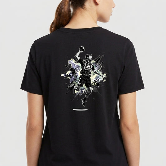 Camiseta com estampa frontal de logotipo minimalista com texto estilizado e estampa traseira de jogador de esportes em ação, cercado por elementos gráficos dinâmicos.