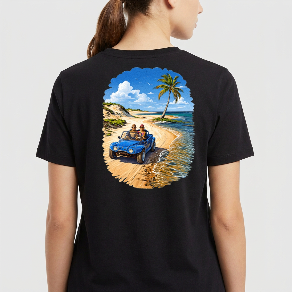 Camiseta com estampa frontal de texto "Pitangui Beach" e estampa traseira de paisagem litorânea com buggy azul, casal dentro, palmeira e céu claro.