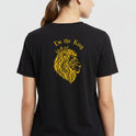 Camiseta com estampa frontal de um pequeno emblema e estampa traseira de um leão com coroa e texto "I'm the King".