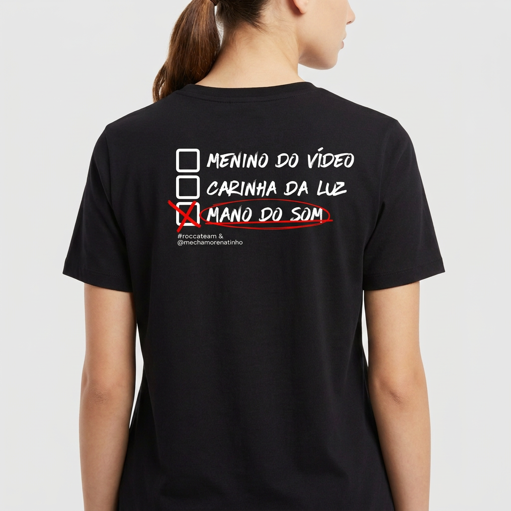 Camiseta com estampa frontal de "MANO DO SOM" sublinhado e estampa traseira de caixas de seleção com "MANO DO SOM" assinalado e hashtags abaixo.