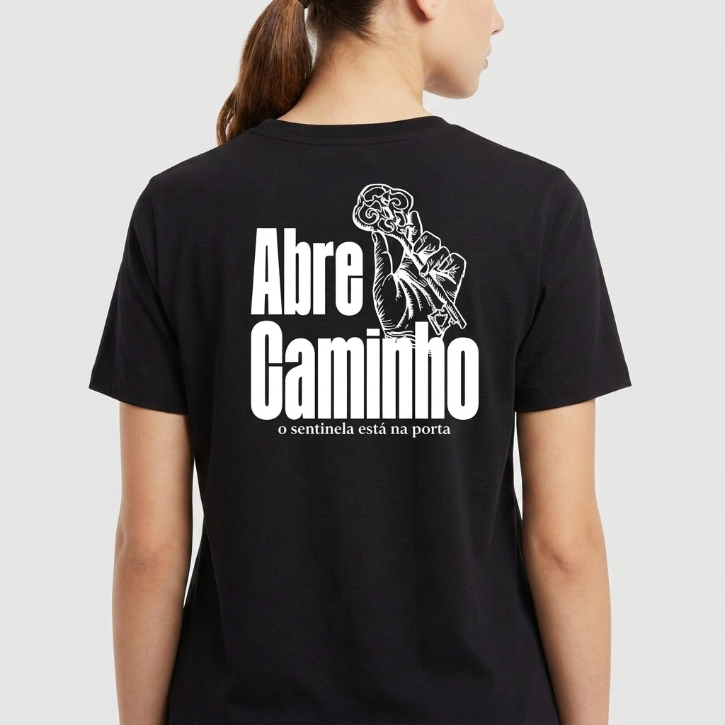 Camiseta com estampa traseira de mão segurando uma chave intricada ao lado das palavras "Abre Caminho" e uma frase menor abaixo, em estilo imponente.