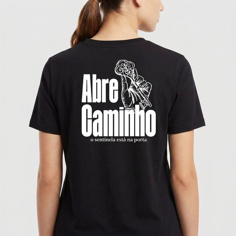Camiseta com estampa traseira de mão segurando uma chave intricada ao lado das palavras "Abre Caminho" e uma frase menor abaixo, em estilo imponente.