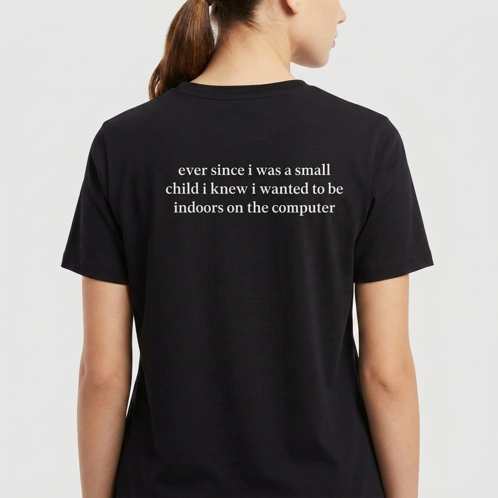 Camiseta com estampa frontal de texto em inglês, onde se lê: 