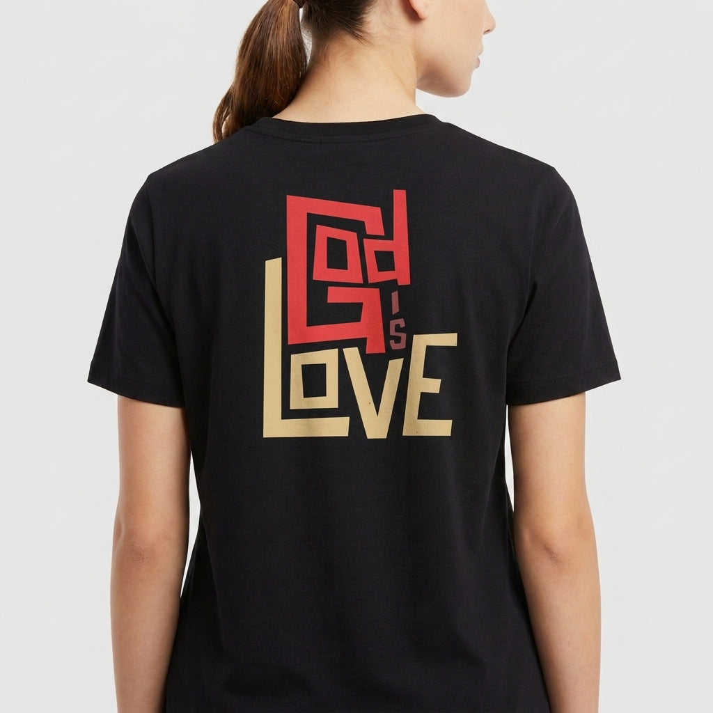 Camiseta com estampa frontal de texto estilizado "God is Love" em linha minimalista e estampa traseira ampliada, realçando o design geométrico do texto.