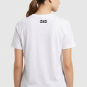 Camiseta com estampa frontal de desenho geométrico central com texto estilizado acima e abaixo, e estampa traseira de pequeno desenho geométrico semelhante.