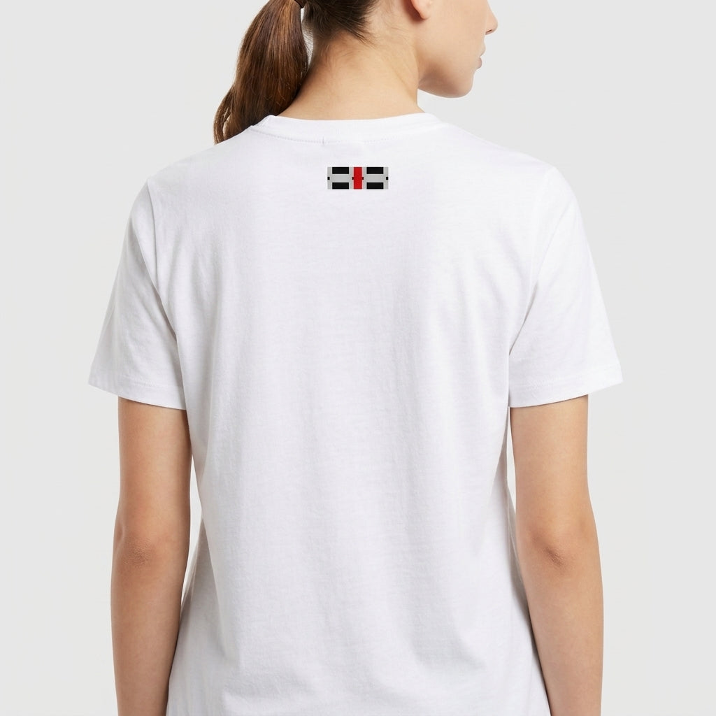 Camiseta com estampa frontal de desenho geométrico central com texto estilizado acima e abaixo, e estampa traseira de pequeno desenho geométrico semelhante.