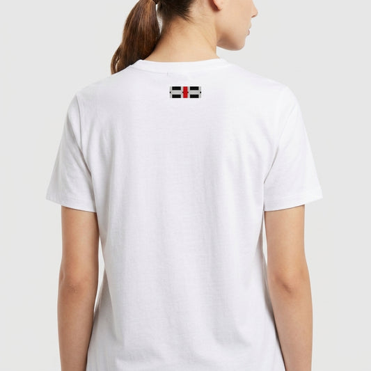 Camiseta com estampa frontal de desenho geométrico central com texto estilizado acima e abaixo, e estampa traseira de pequeno desenho geométrico semelhante.