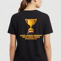 Camiseta com estampa frontal de troféu dourado pequeno e estampa traseira de troféu maior com texto "QUEM VENCER HERDARÁ TODAS ESSAS COISAS APOCALIPSE 21:7".