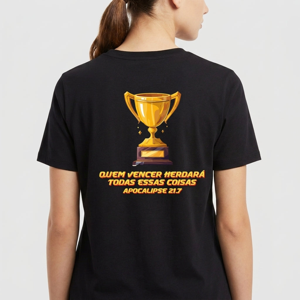 Camiseta com estampa frontal de troféu dourado pequeno e estampa traseira de troféu maior com texto "QUEM VENCER HERDARÁ TODAS ESSAS COISAS APOCALIPSE 21:7".