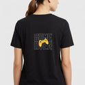Moletom com estampa traseira de controle de videogame estilizado sobre letras em negrito formando a frase "GAME OVER", criando um design dinâmico.