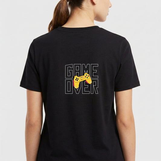 Moletom com estampa traseira de controle de videogame estilizado sobre letras em negrito formando a frase "GAME OVER", criando um design dinâmico.