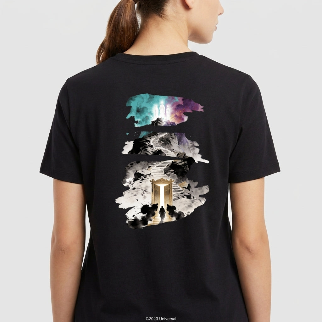 Camiseta com estampa frontal de um braço segurando uma coroa e estampa traseira de um portal rodeado por paisagens oníricas em um estilo artístico abstrato.
