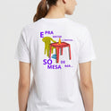 Camiseta com estampa frontal de um pequeno logotipo e texto "JOSÉ VIRA'ES LIFESTYLE" e estampa traseira de mesa, cadeira, garrafa e frase de bar.