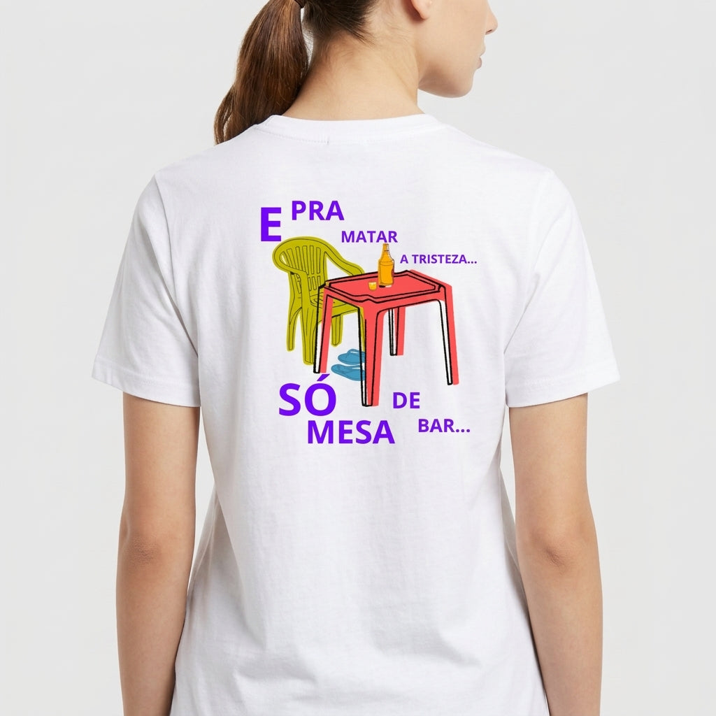 Camiseta com estampa frontal de um pequeno logotipo e texto "JOSÉ VIRA'ES LIFESTYLE" e estampa traseira de mesa, cadeira, garrafa e frase de bar.