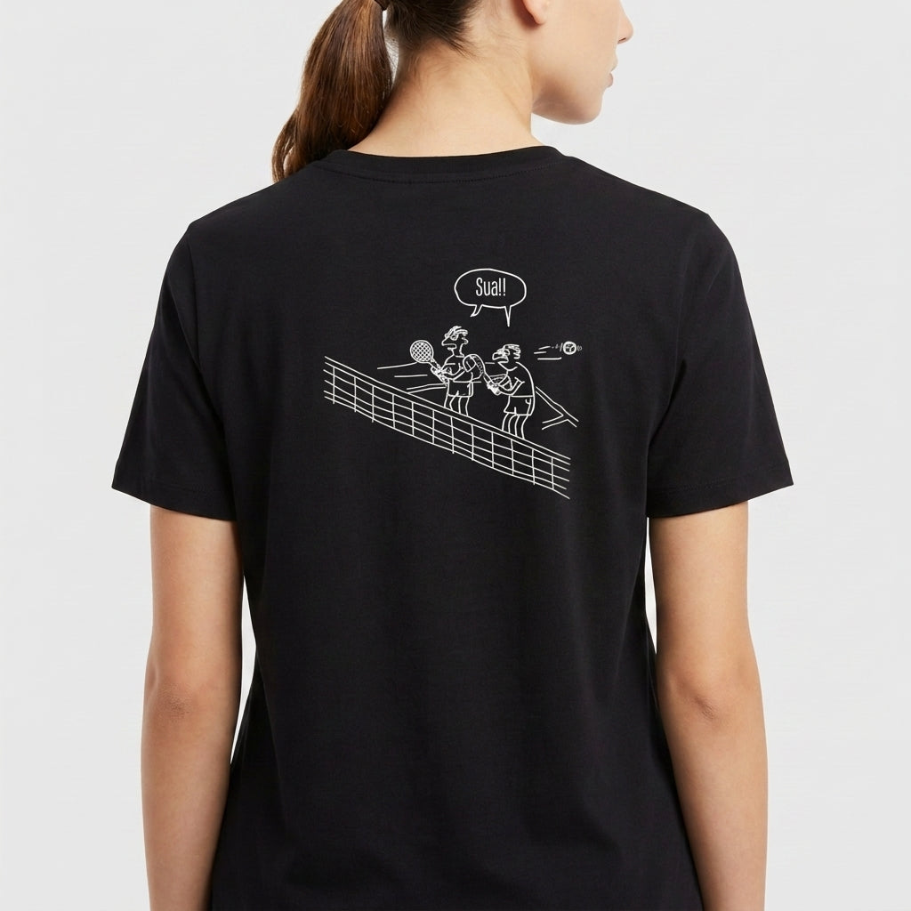Camiseta com estampa frontal de texto estilizado "10nis" e estampa traseira de ilustração de duas pessoas jogando tênis com fala "Sque!" em quadrinho.