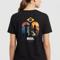 Camiseta com estampa traseira de uma ilustração do Cristo Redentor sob um céu de pôr do sol dentro do número 90, sob uma bandeira do Brasil e texto "BRASIL".