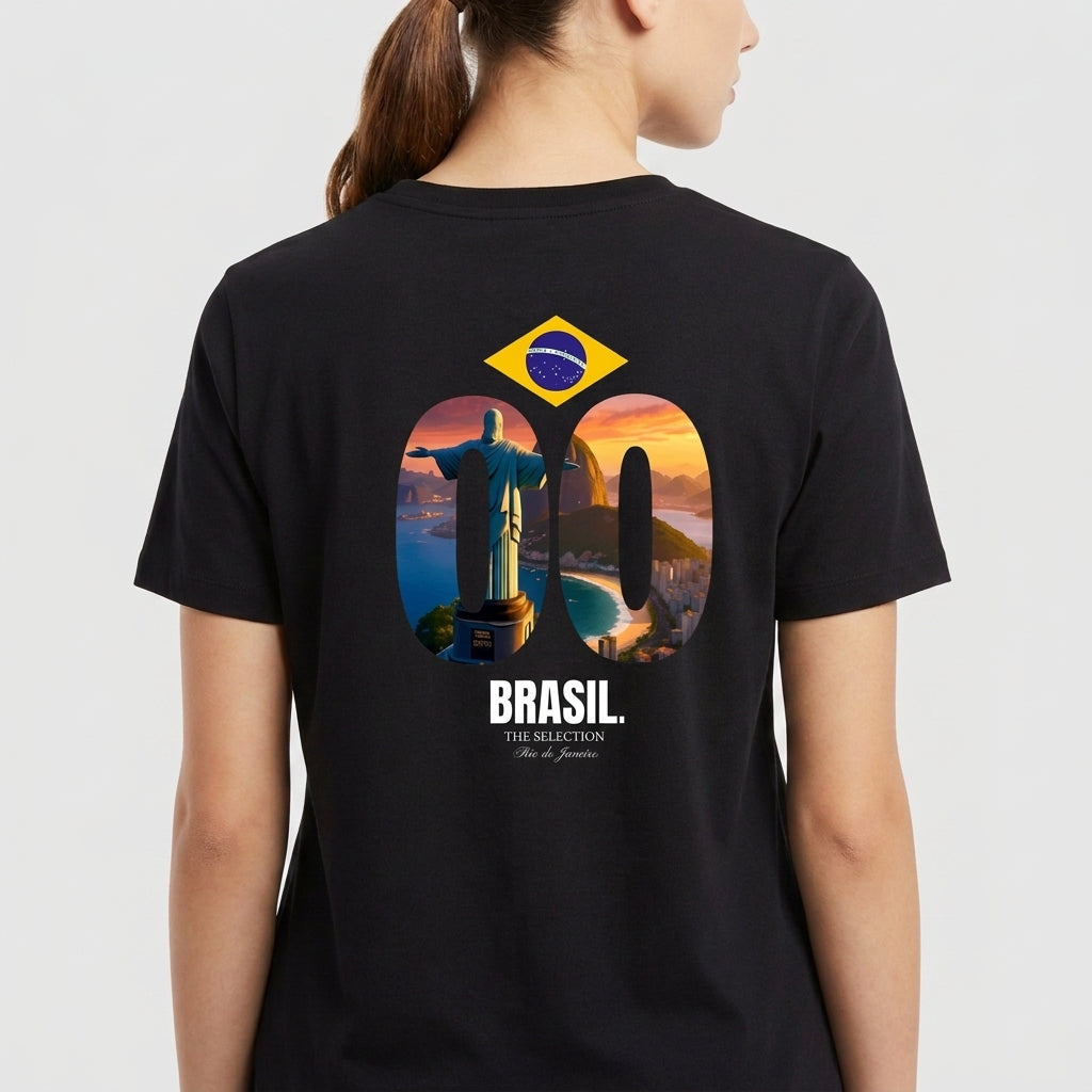 Camiseta com estampa traseira de uma ilustração do Cristo Redentor sob um céu de pôr do sol dentro do número 90, sob uma bandeira do Brasil e texto "BRASIL".
