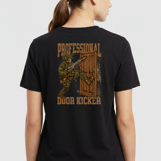 Camiseta com estampa frontal de porta entreaberta com textos e estampa traseira de soldado armado chutando uma porta, cercado por texto "Professional Door Kicker".