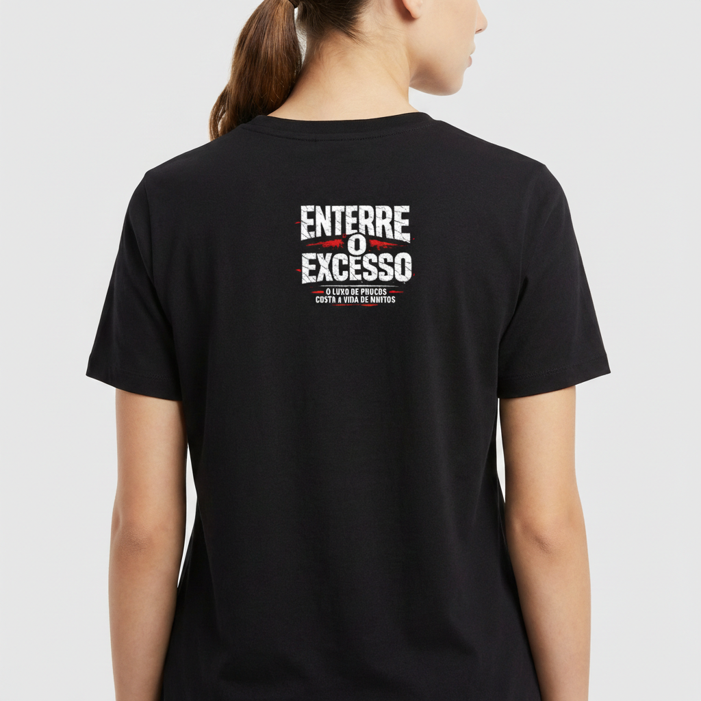Camiseta com estampa frontal de logotipo estilizado rodeado por espinhos e chamas, e estampa traseira com texto impactante de mensagem sobre excesso.